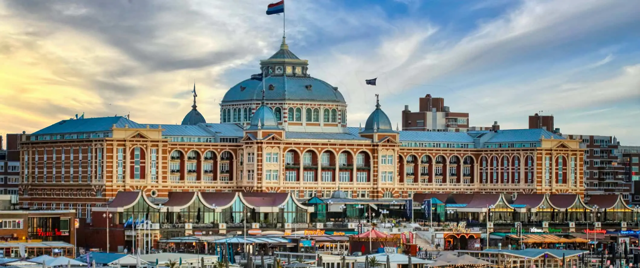 En massiv historisk bygning nær Scheveningen-stranden i Haag, Holland