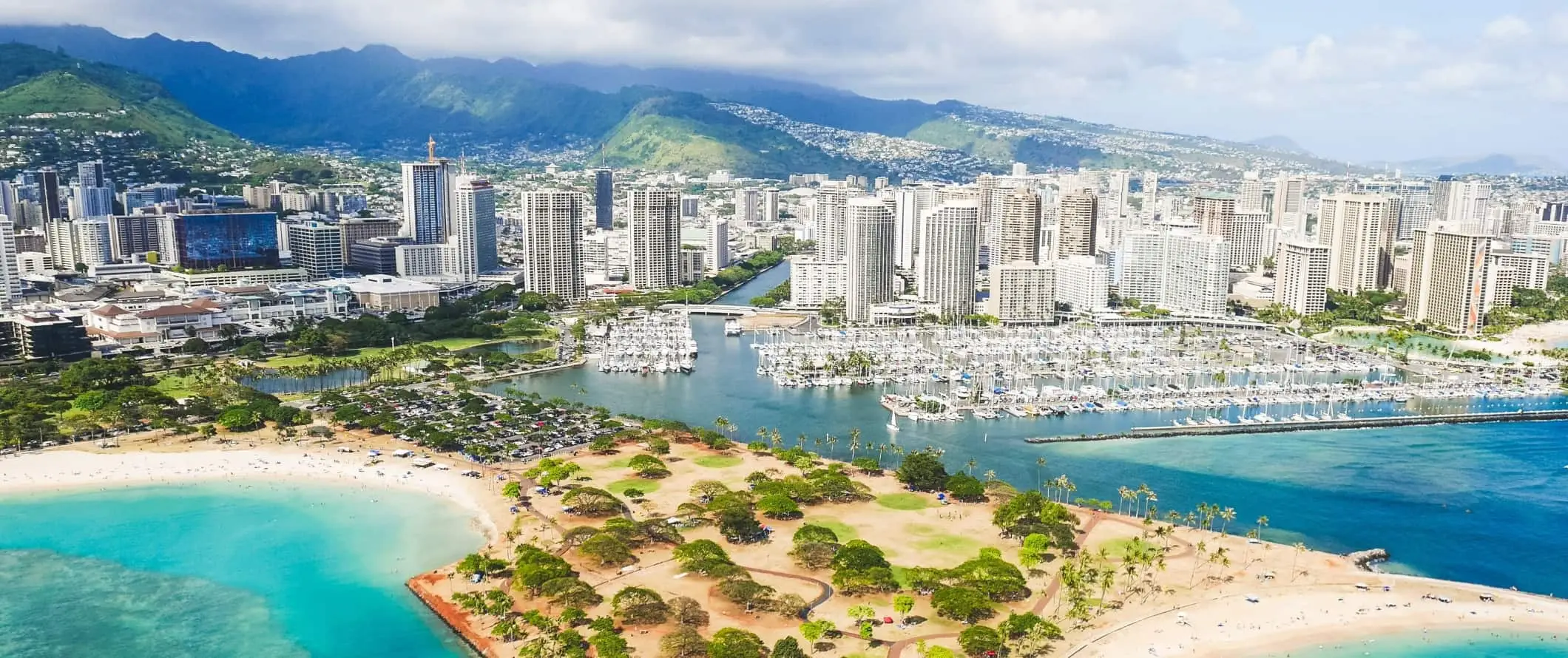 Pemandangan panorama gedung pencakar langit dan pegunungan di Honolulu, Hawaii.