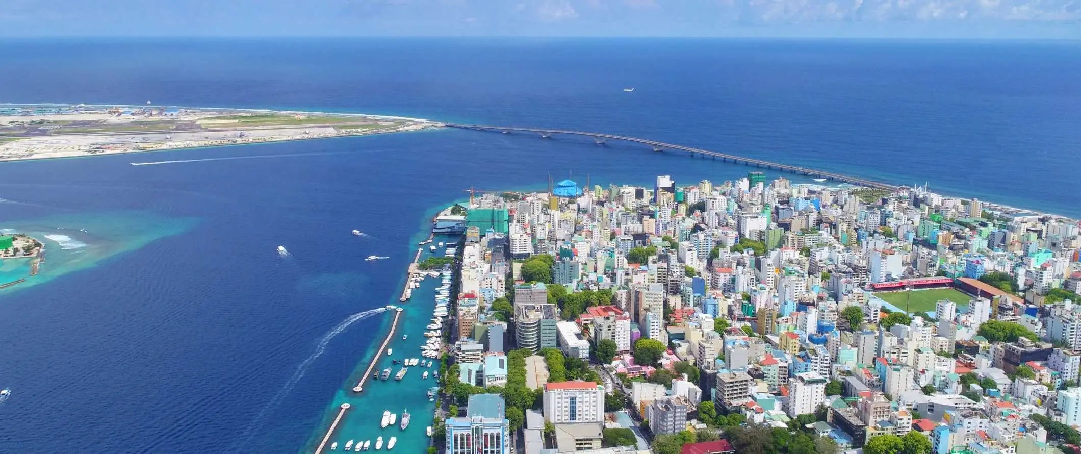 Pemandangan udara bandar Male yang dikelilingi oleh lautan biru gelap di Maldives