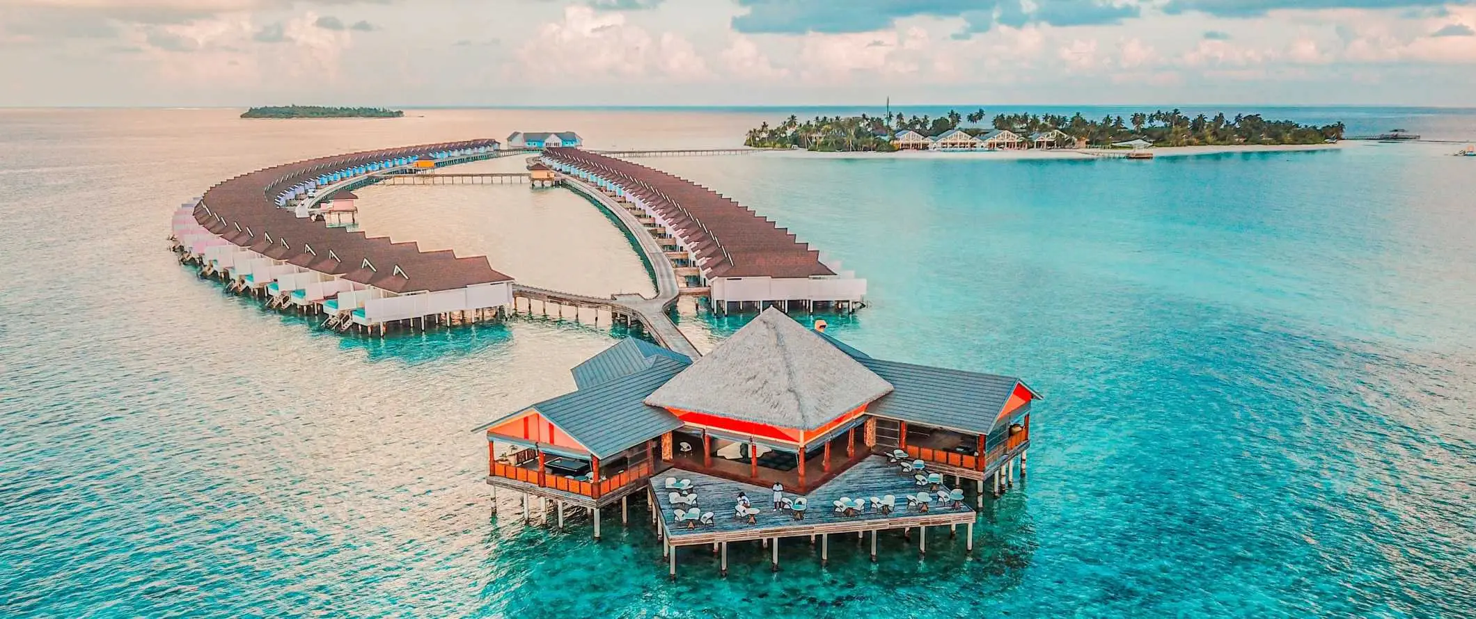 Nakadugtong na mga bungalow sa ibabaw ng tubig sa isang resort sa Maldives