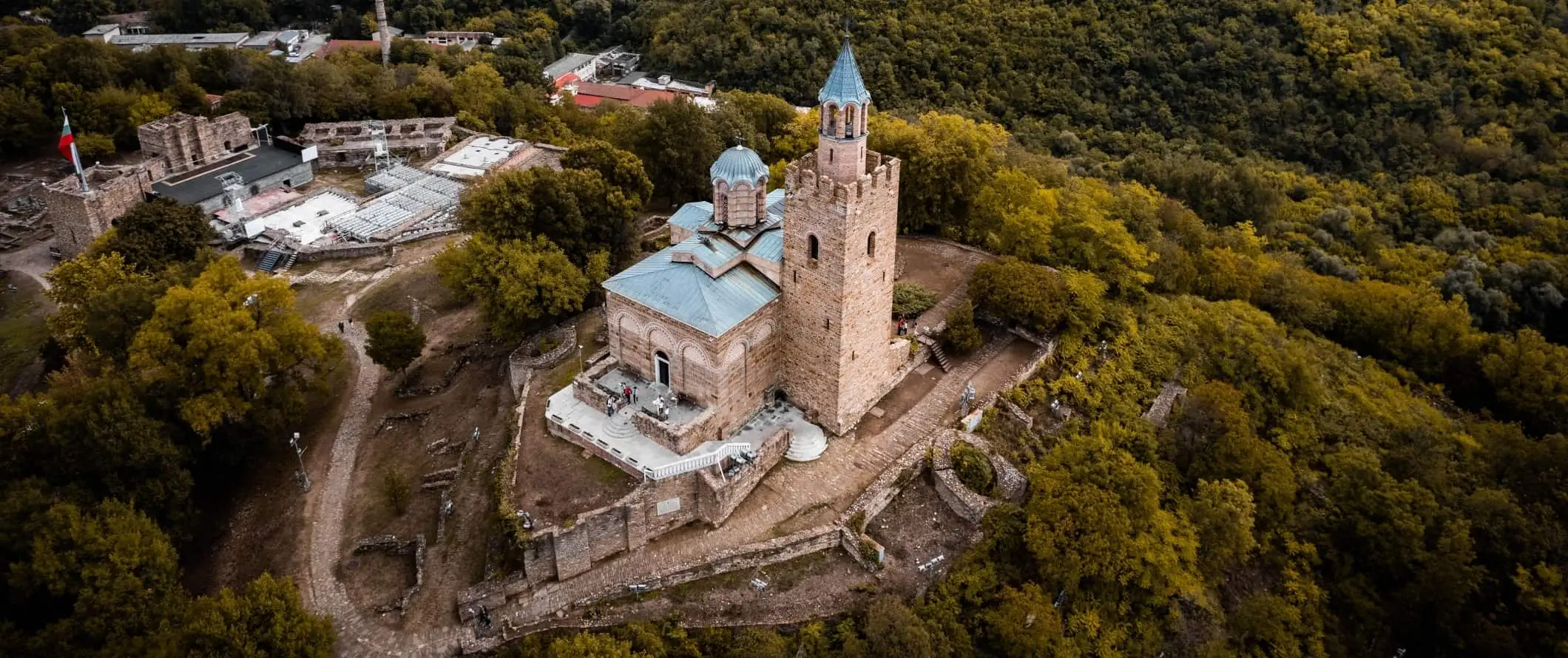 Pemandangan drone gereja di Benteng Tsarevets dekat Veliko Tarnovo, Bulgaria