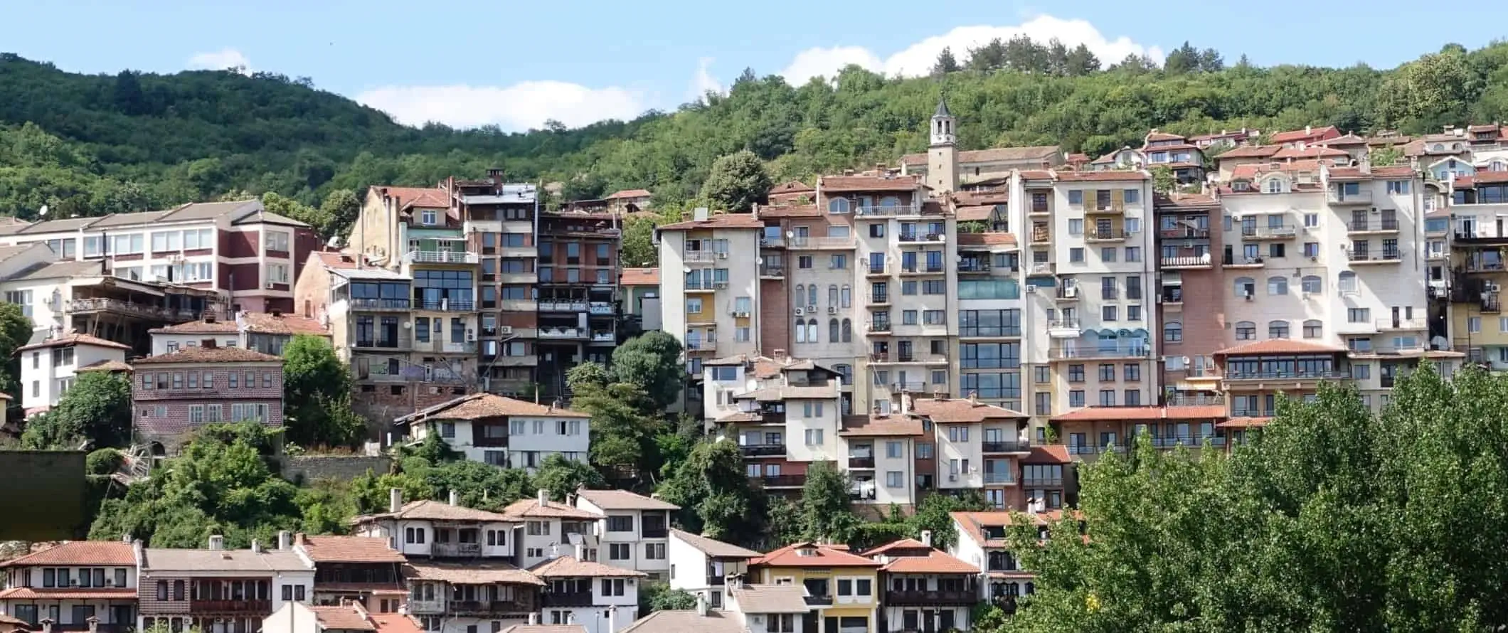 Naskládané domy na vrcholu domů v Veliko Tarnovo, Bulharsko