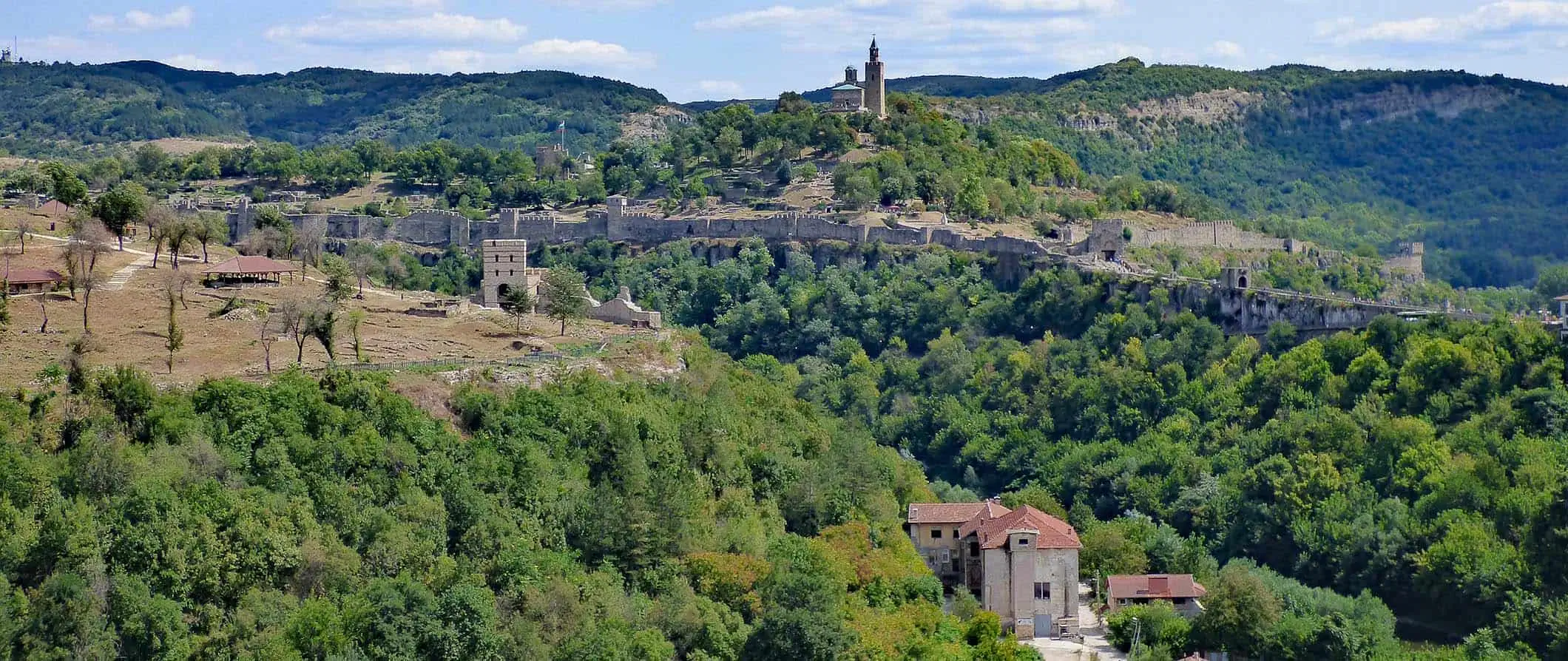 Die historische Festung mit Blick auf Veliko Tarnovo, Bulgarien, umgeben von Bäumen und Hügeln