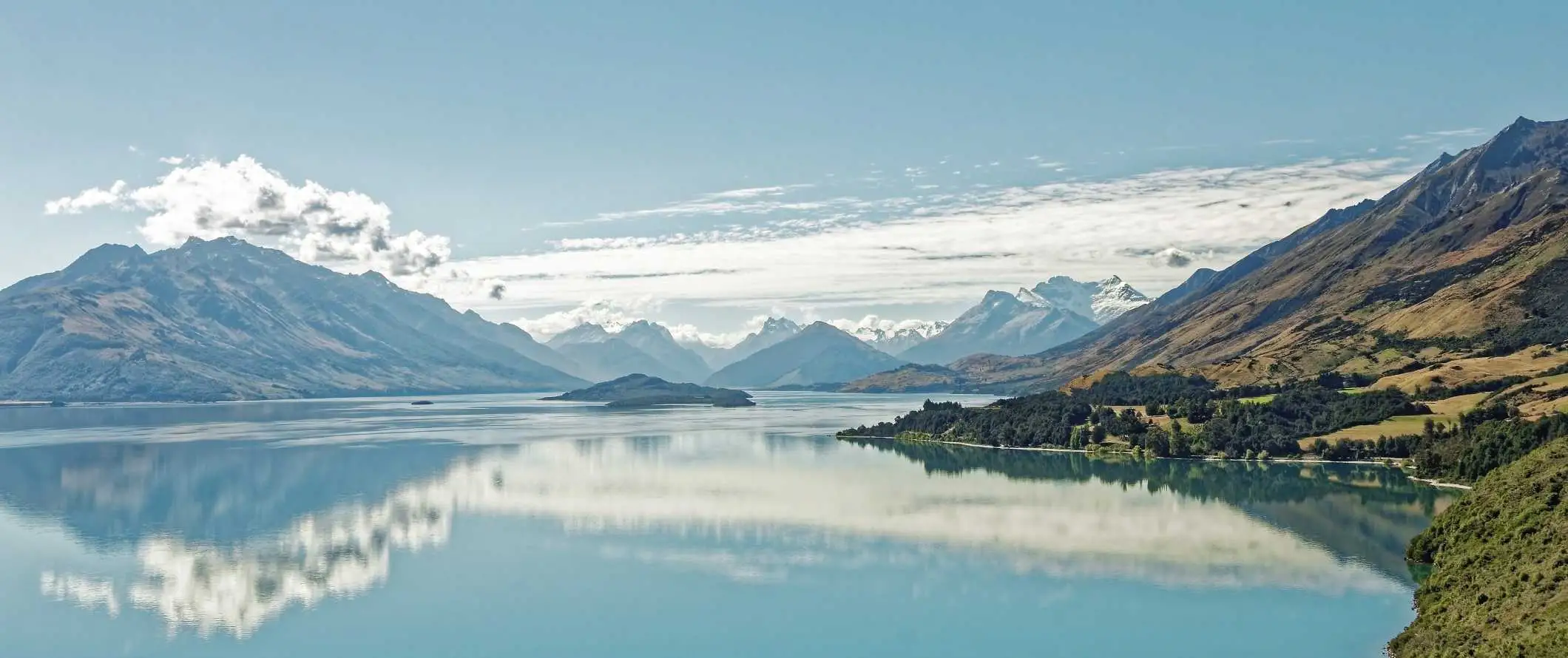 Paesaggio spettacolare con montagne e un grande lago nel Parco Nazionale di Fiordland, Nuova Zelanda.