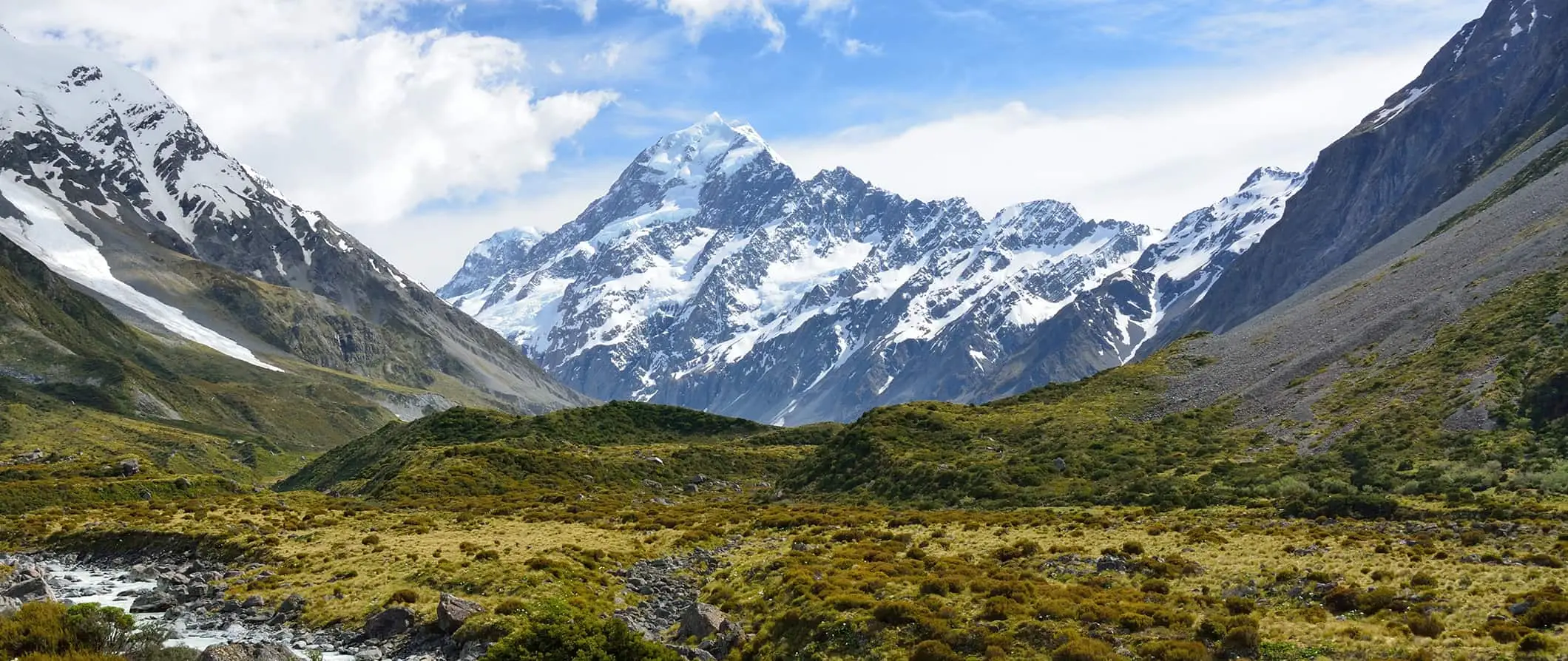 Yeni Zelanda'da karla kaplı bir dağ manzarası