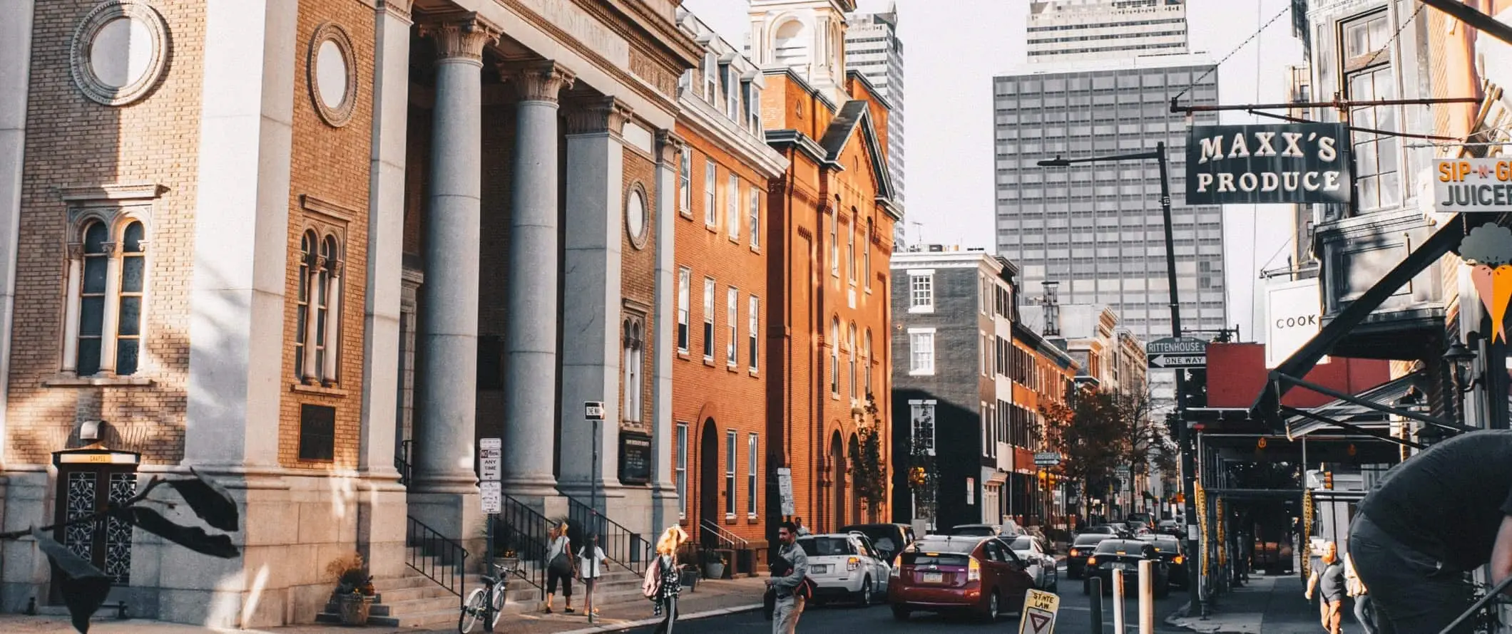 Jalan dengan bangunan bersejarah dan gedung pencakar langit di latar belakang pusat kota Philadelphia, Amerika Serikat