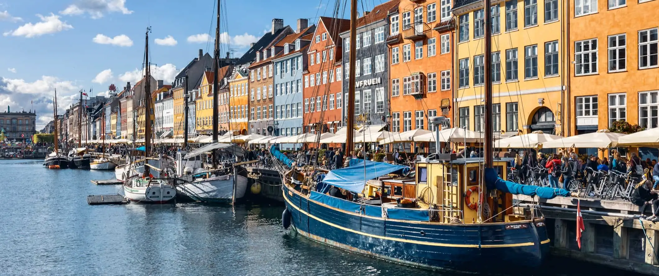 Rumah deretan berwarna-warni yang terkenal di sepanjang terusan Copenhagen, Denmark pada musim panas