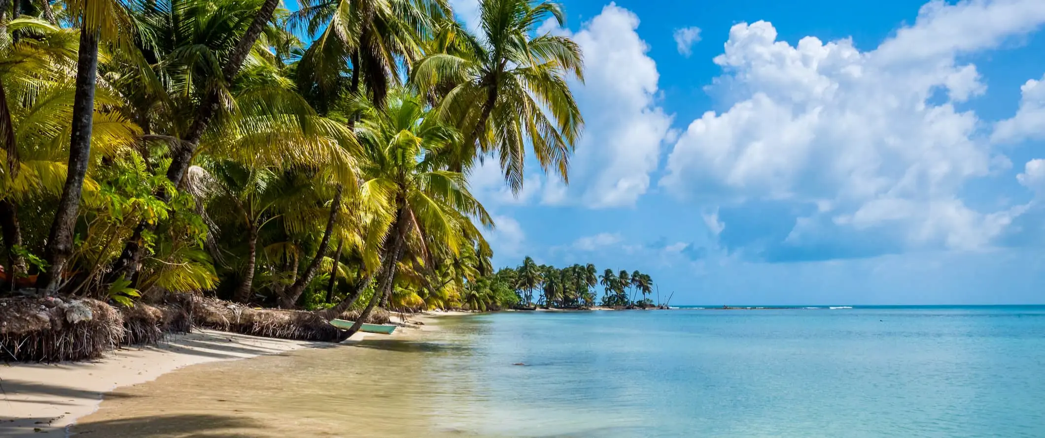 Pantai indah yang dibatasi oleh hutan lebat di Nikaragua