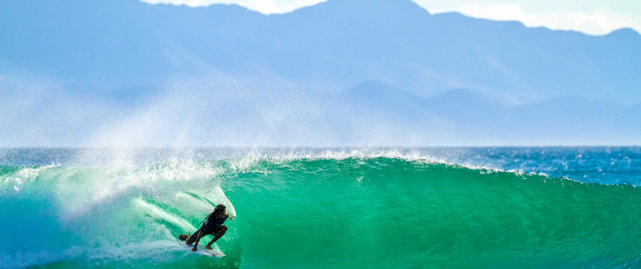 Una donna che fa surf su onde epiche nelle limpide acque del Nicaragua