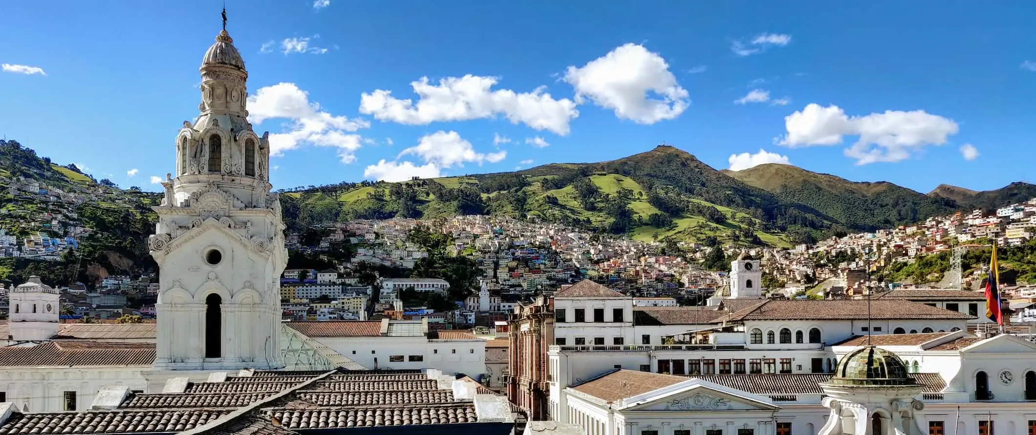 De historische gebouwen van de oude stad in Quito, Ecuador