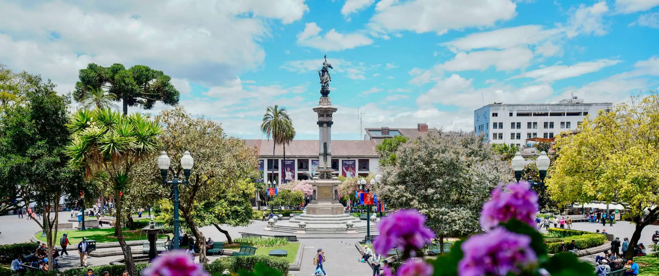 En flygvy över Quito, Ecuador med stora kullar och berg som omger den vidsträckta staden