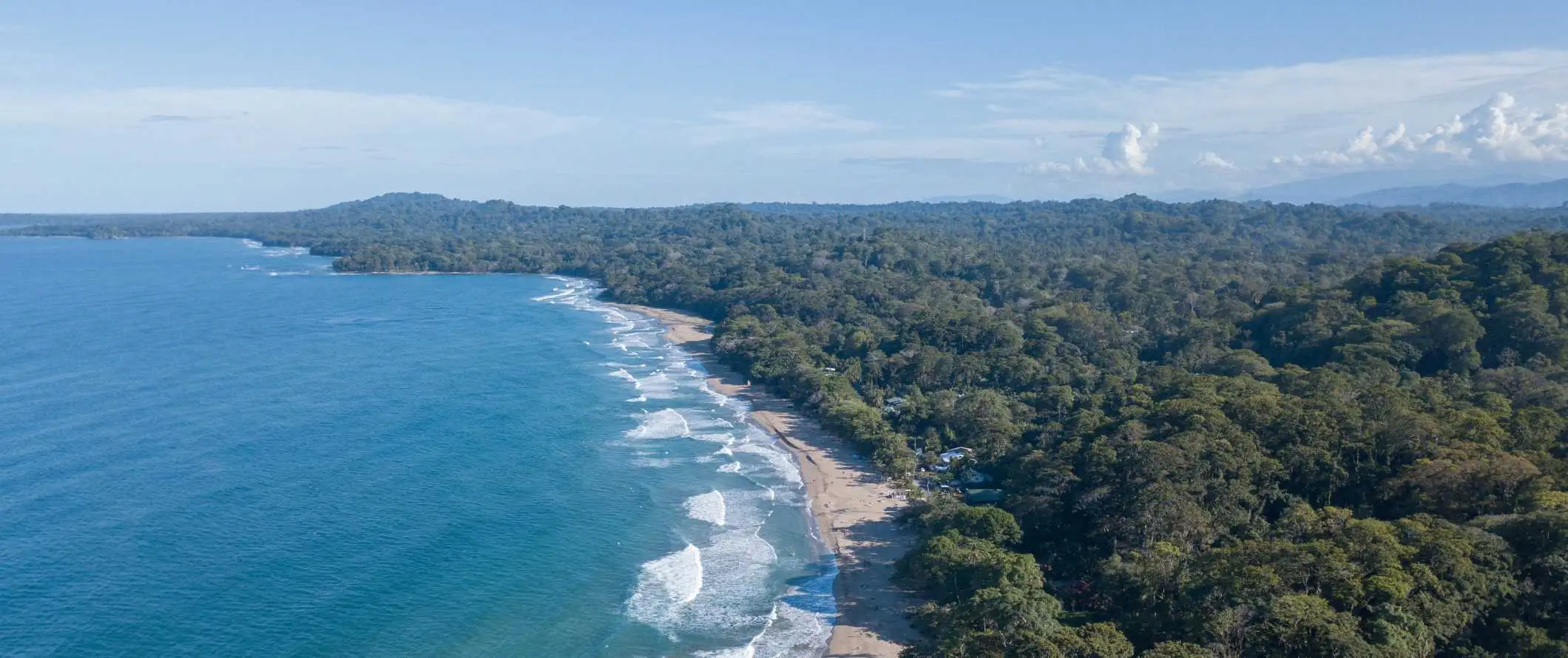 Vaizdas iš oro į besidriekiantį Cocles paplūdimį Puerto Viejo, Kosta Rikoje