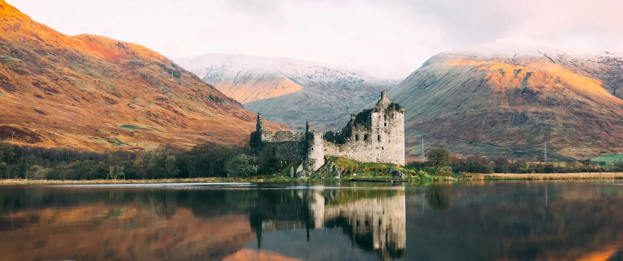 Sebuah istana bersejarah di Scotland berhampiran air di tanah tinggi