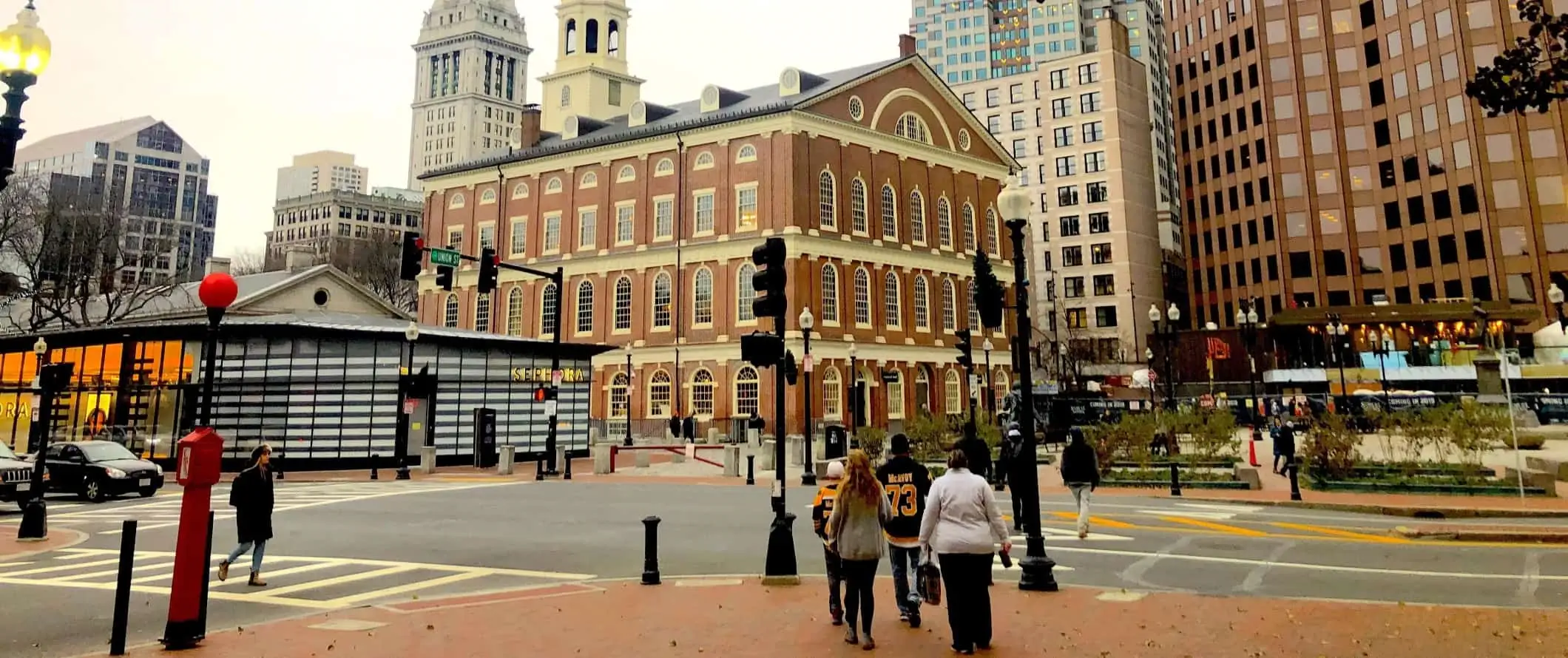 Mensen lopen rond in het centrum van Boston, Massachusetts.