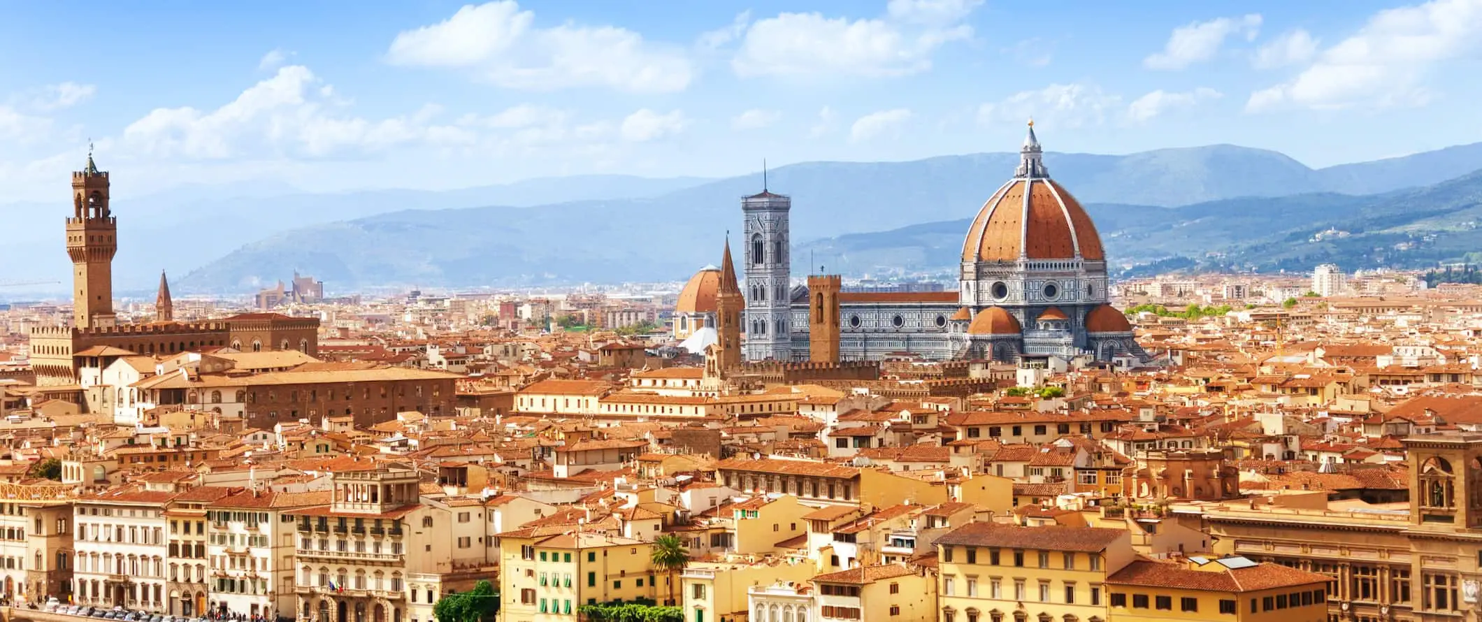 Byens skyline med røde hustak og Duomo i Firenze, Italia