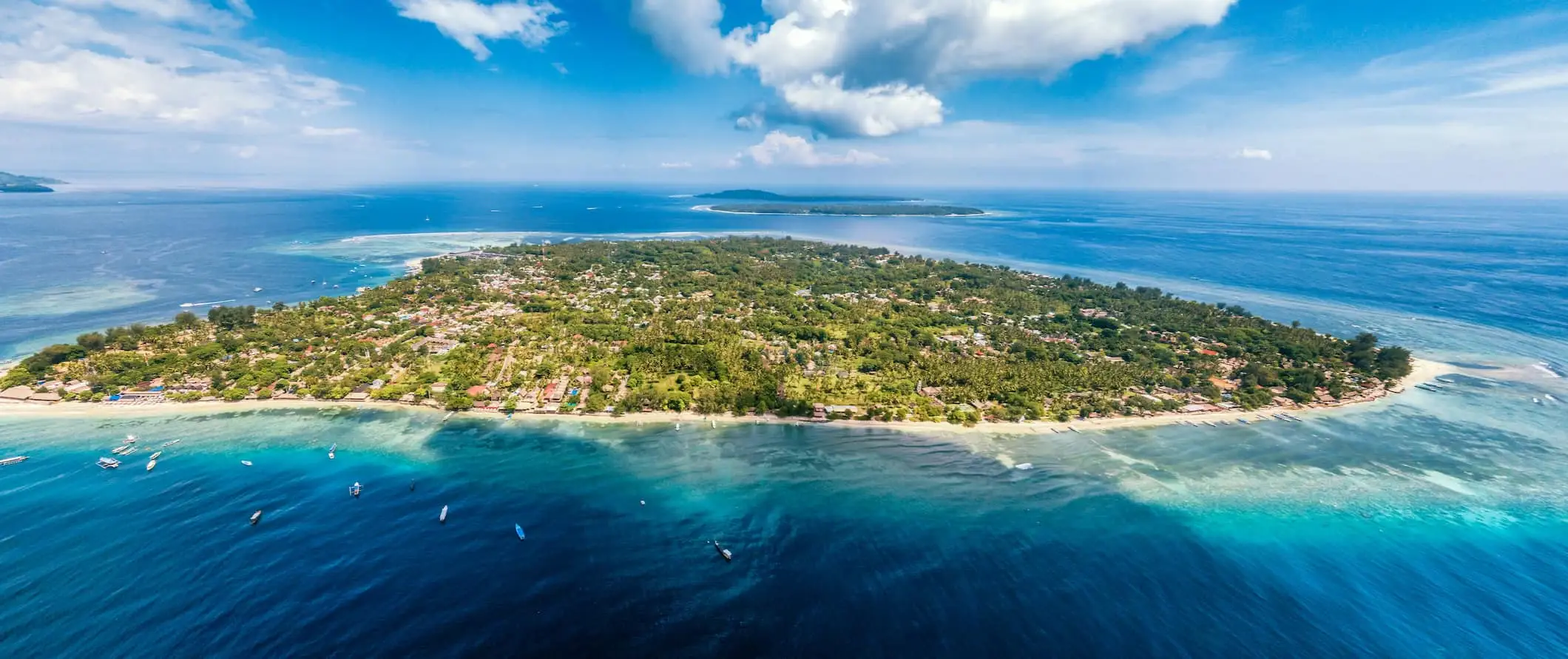 En flygfoto över en av de pittoreska Giliöarna i Indonesien