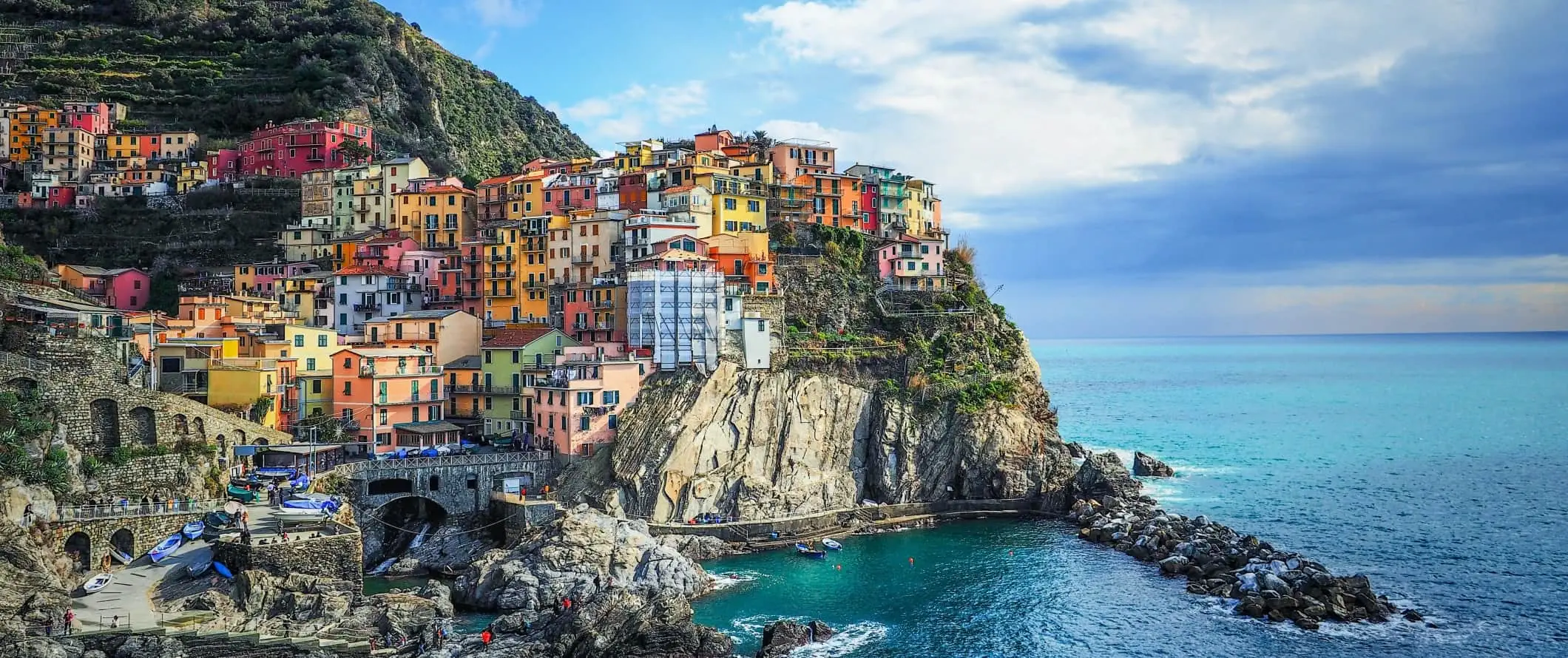 İtalya'nın sahilindeki Cinque Terre'deki renkli kasabanın manzarası.