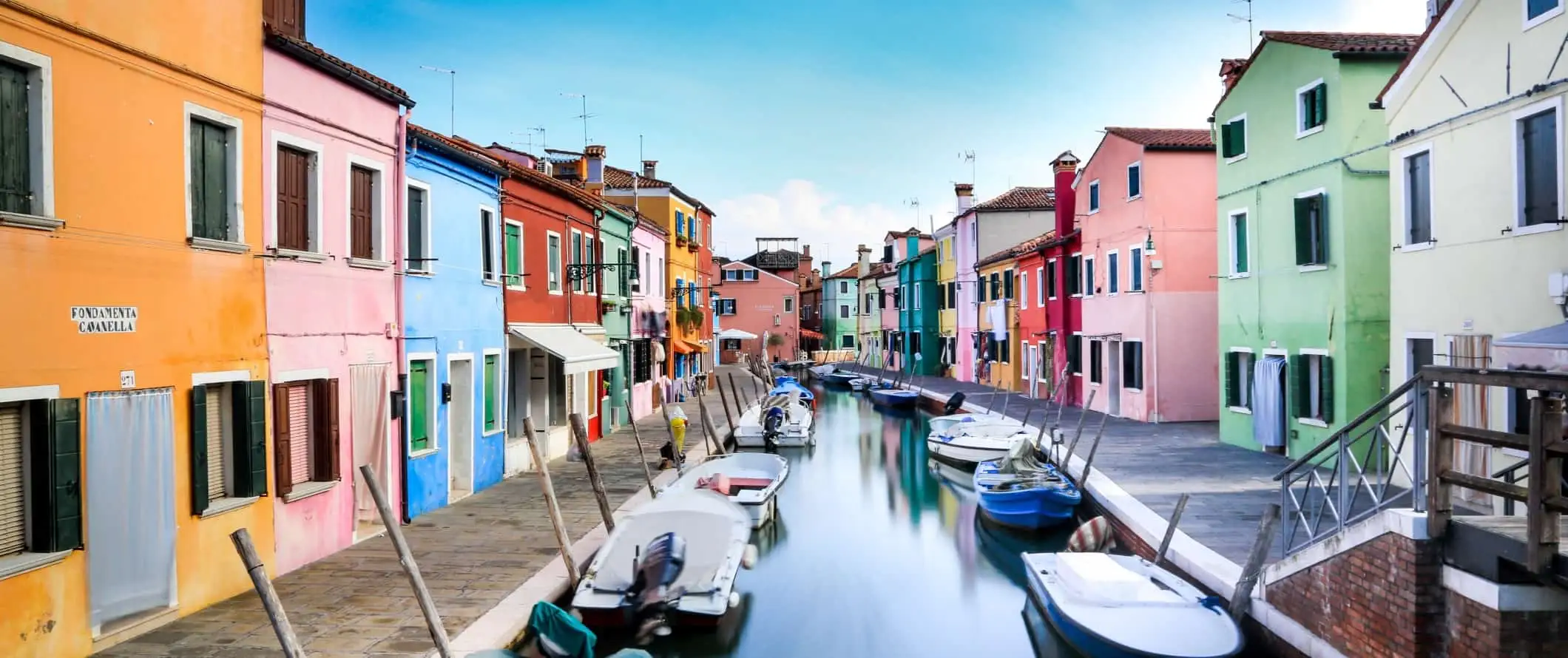 Edifícios coloridos ao longo do canal de Burano, uma ilha perto de Veneza, Itália.