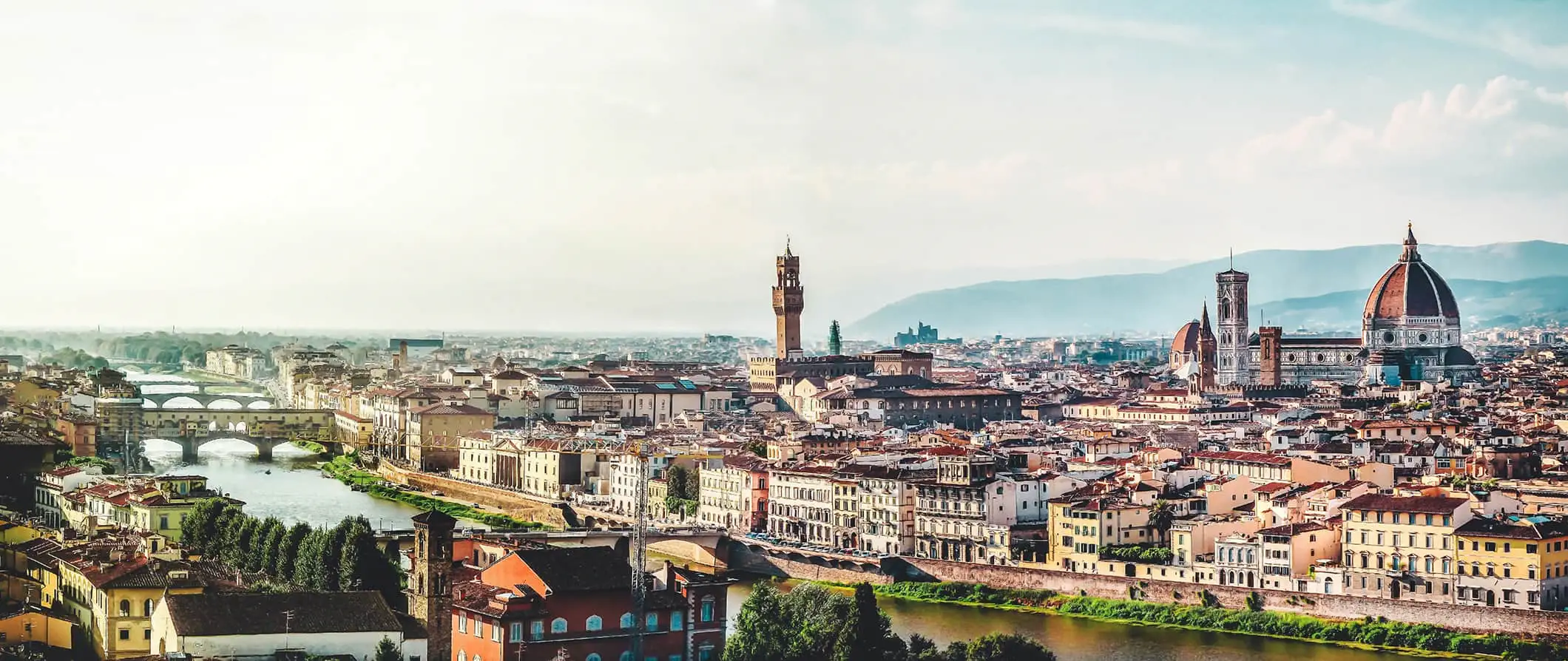 Pemandangan indah menghadap ke bandar Florence, Itali, dengan latar belakang bumbung merah dan gunung yang menakjubkan