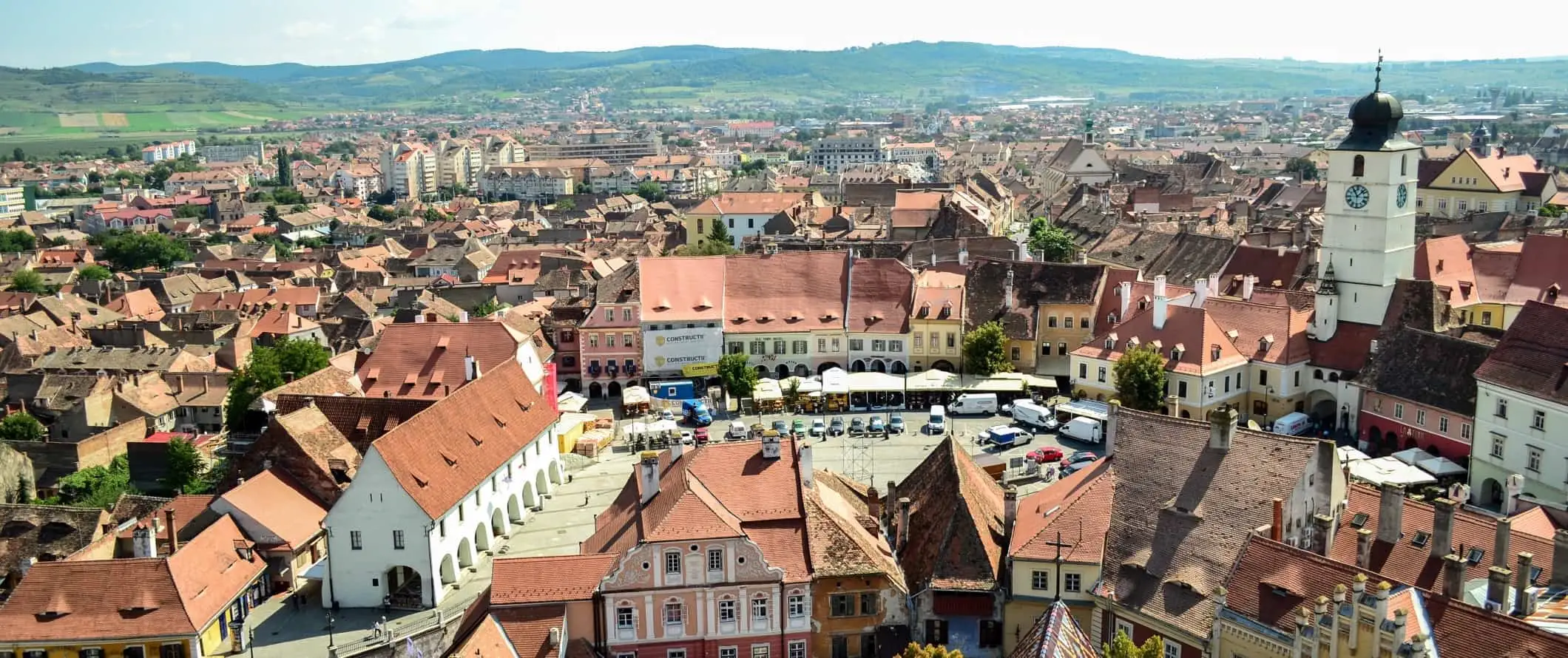 Pogled iz zraka na staro mestno jedro v mestu Sibiu v Romuniji