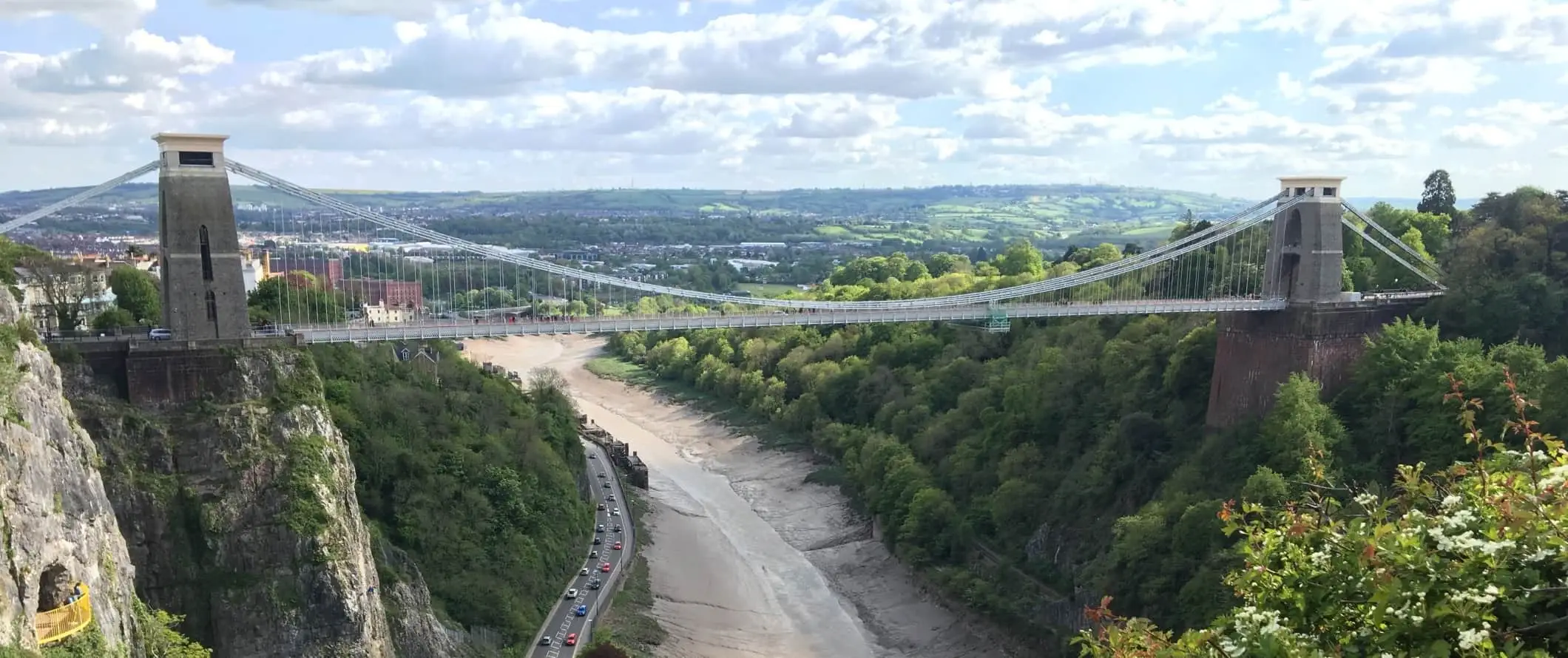 Pemandangan ke atas Jambatan Gantung Clifton di atas sungai di Bristol, England