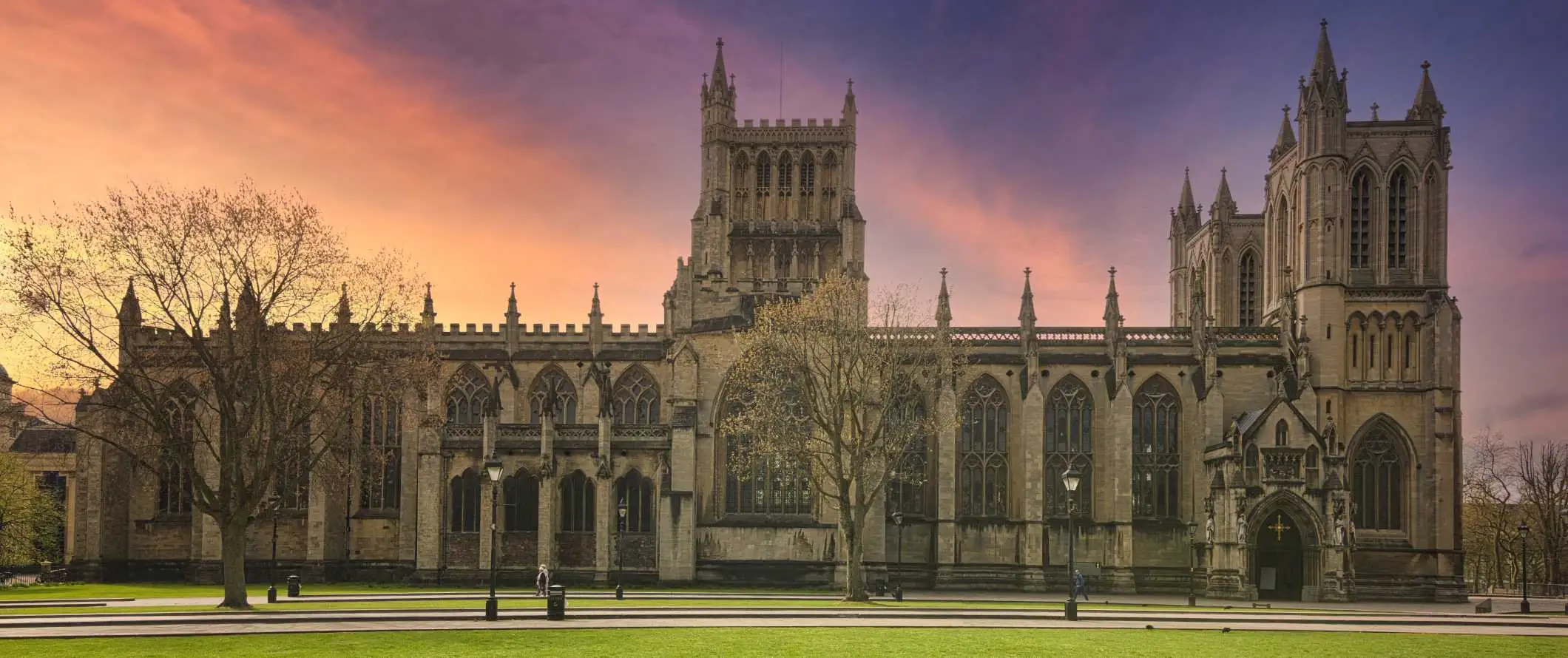 Katedral saat matahari terbenam di Bristol, Inggris