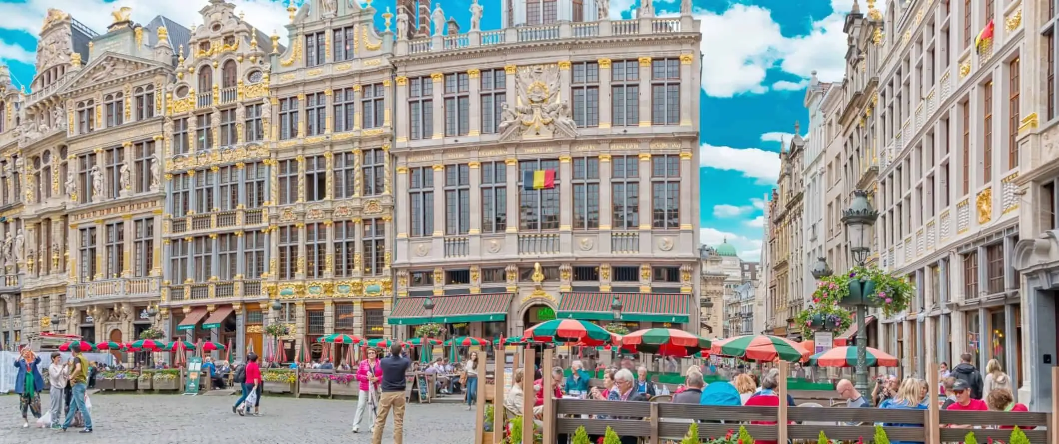 Plaza Grand Place yang bersejarah dengan bangunan art nouveau berlapis emas di Brussels, Belgia