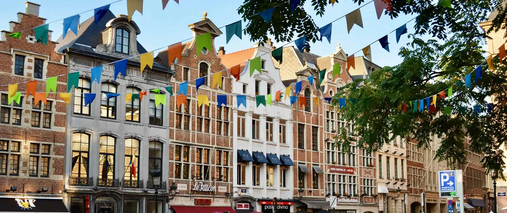 Calles coloridas y antiguas casas históricas en Bruselas, Bélgica