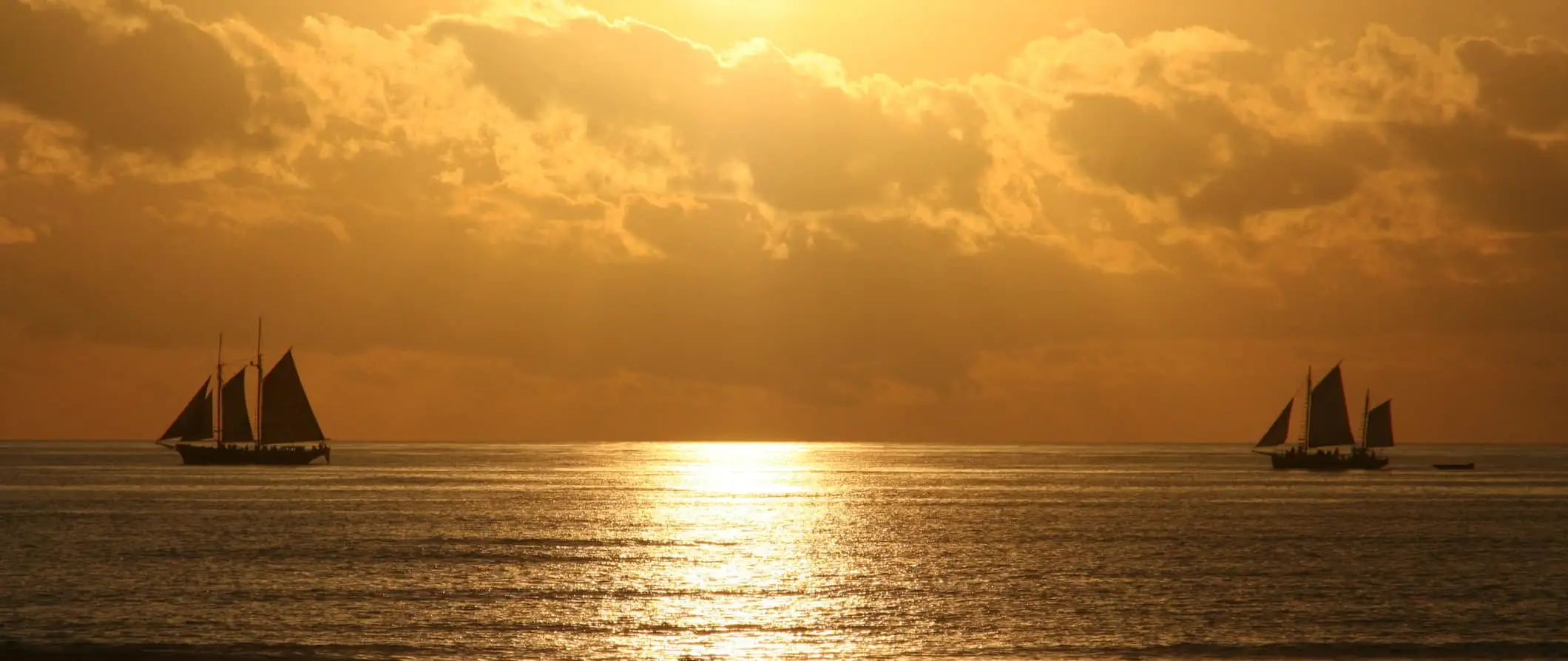 Peal expédie sur l'eau au coucher du soleil près de Broome, en Australie