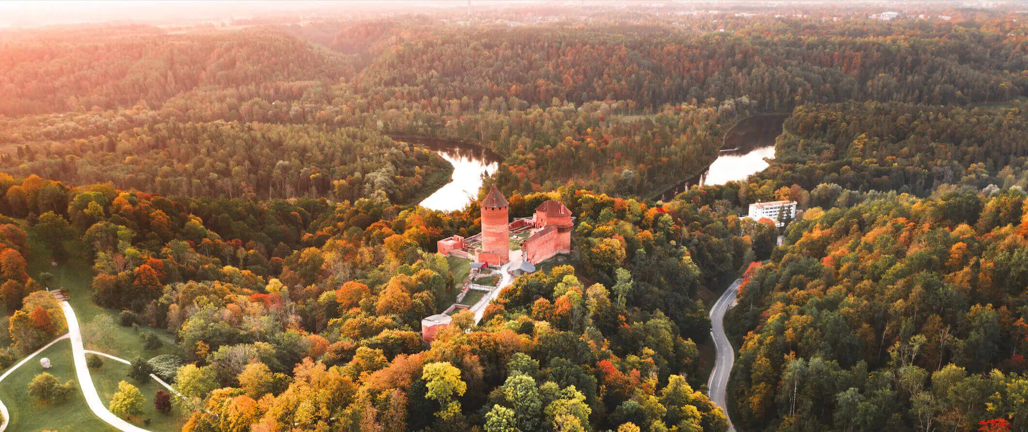 Un château imposant au milieu d’une forêt en Lettonie