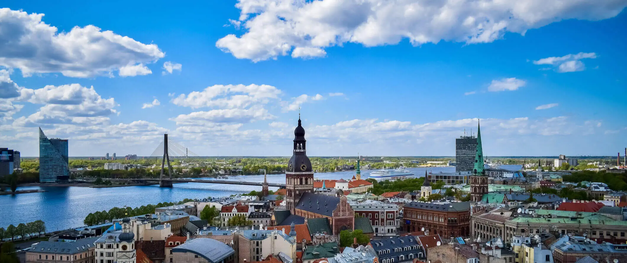 Un día luminoso y soleado sobre el horizonte de Riga, la capital de Letonia