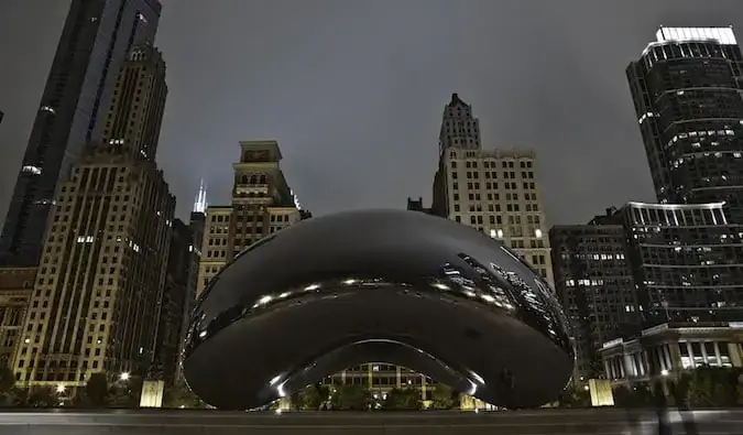 Den berömda bönskulpturen i Chicago, Illinois som lyser på natten