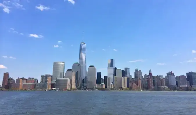 Den ikoniska stadssilhuetten i NYC en ljus sommardag