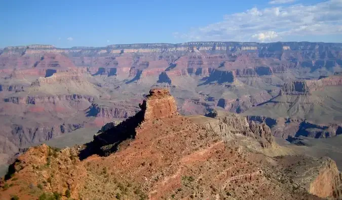 Plašs skats no Lielā kanjona virsotnes saulainā dienā Arizonā