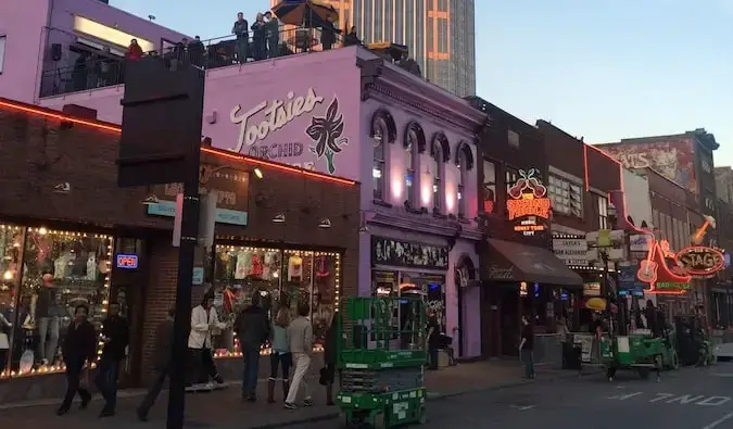 En livlig gata med musikbarer i Nashville, Tennessee på natten