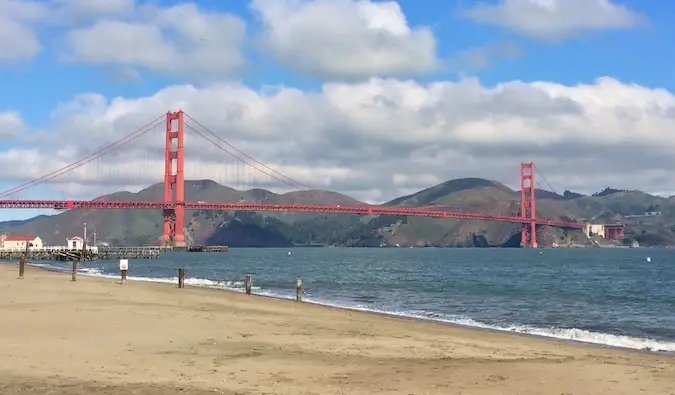 Ser opp på Golden Gate Bridge fra San Francisco Beach om sommeren