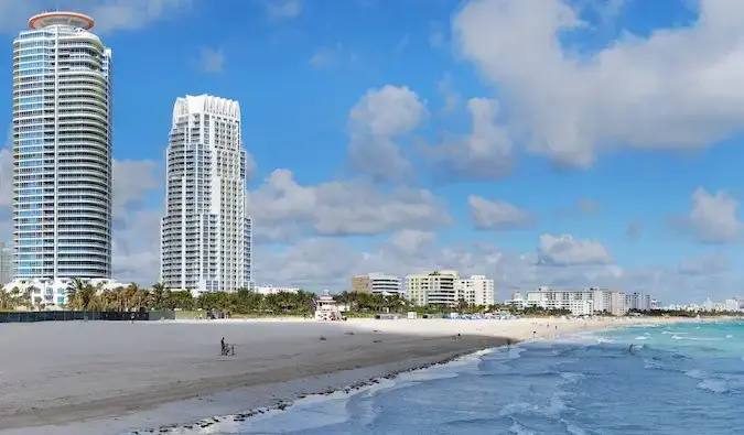 Szeroka i przestronna plaża na wybrzeżu Miami na Florydzie