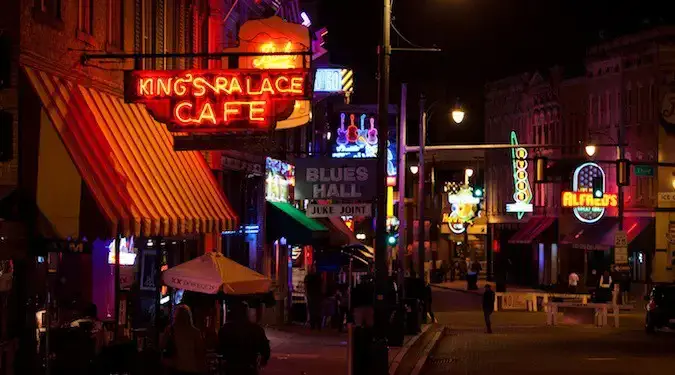 Restaurangerna i Memphis, Tennessee lyste upp på natten