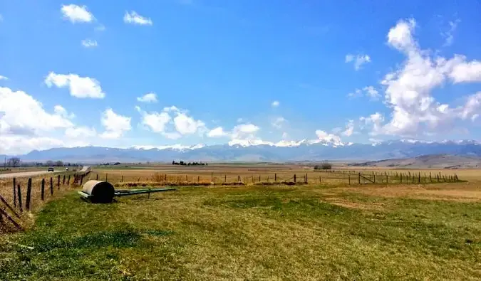 Una fattoria piatta e rada nelle zone rurali del Montana durante l'estate