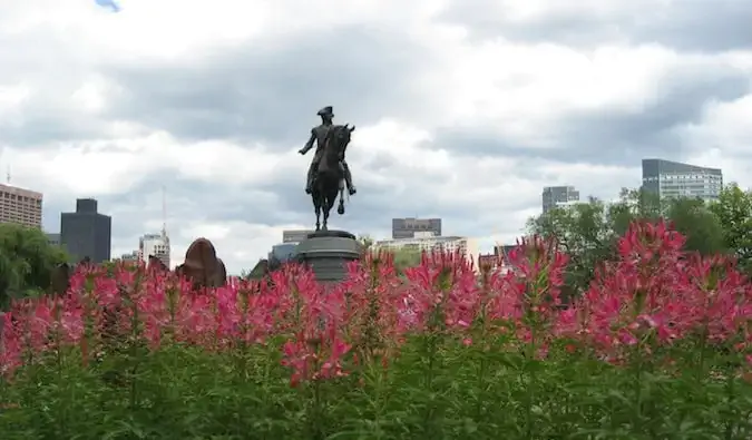 Een historisch standbeeld omringd door bloemen in Boston, Massachusetts