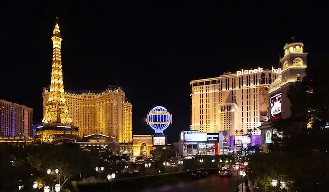 Gli hotel e i casinò glamour della Strip di Las Vegas si illuminano di notte