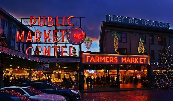 Neon Public Market-skilt lyser opp om natten i Seattle, Washington