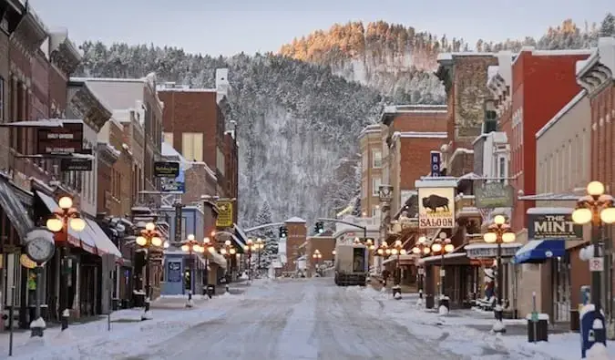 Den snöiga huvudgatan i den historiska staden Deadwood, South Dakota