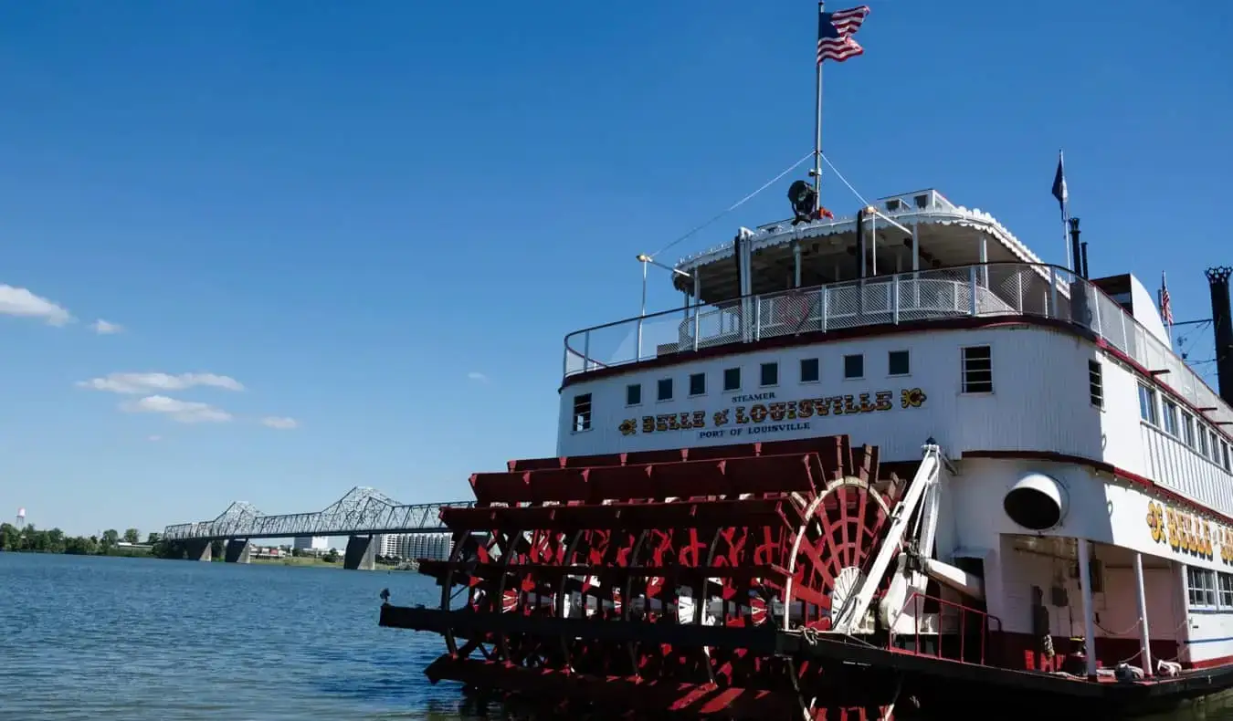 Un vecchio battello a vapore attraccato sul fiume a Louisville, negli Stati Uniti