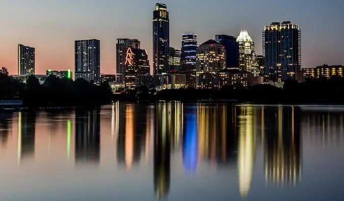 Austin, Texas skyline i skumringen skinner over vannet