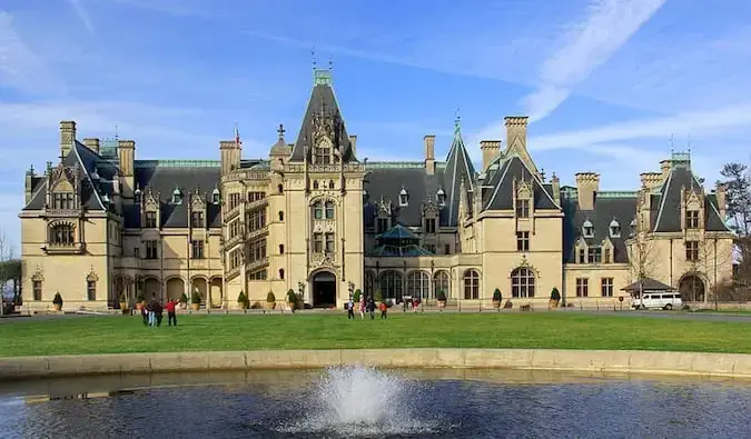 Een enorm oud herenhuis omringd door bezoekers in Asheville, North Carolina