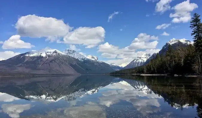 Acque calme e montagne innevate nel Glacier National Park