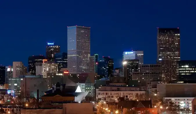 De skyline van het centrum van Denver, Colorado werd 's nachts verlicht