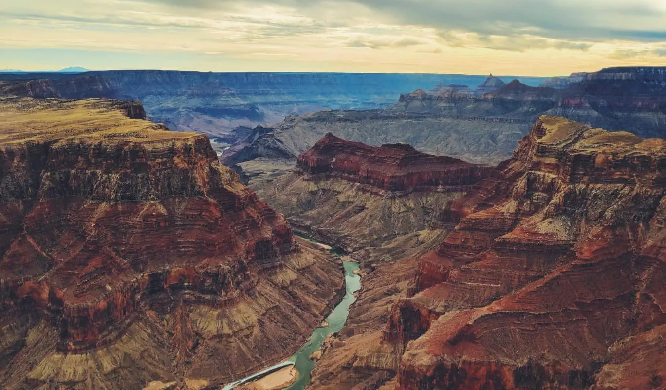 De färgglada klipporna i Grand Canyon under solnedgången