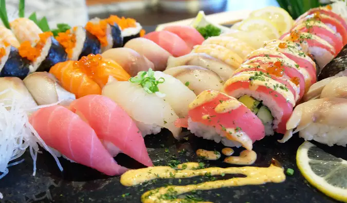 Um enorme prato de bom sushi